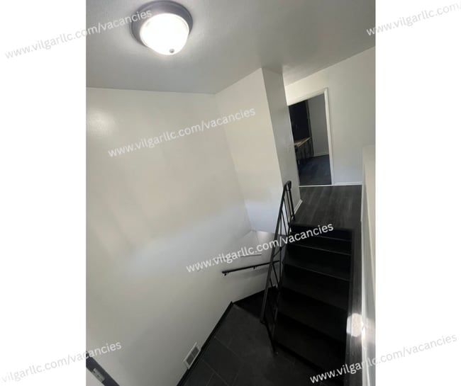 Building Photo - 3 spacious bedrooms, 2 full bathrooms home...