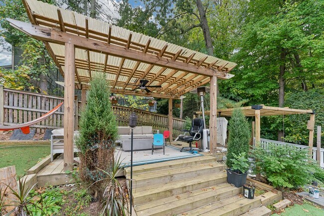 Building Photo - Charming 4 bedroom 3 bathroomSingle-Family Home for Rent! Discover your dream home with this stun...