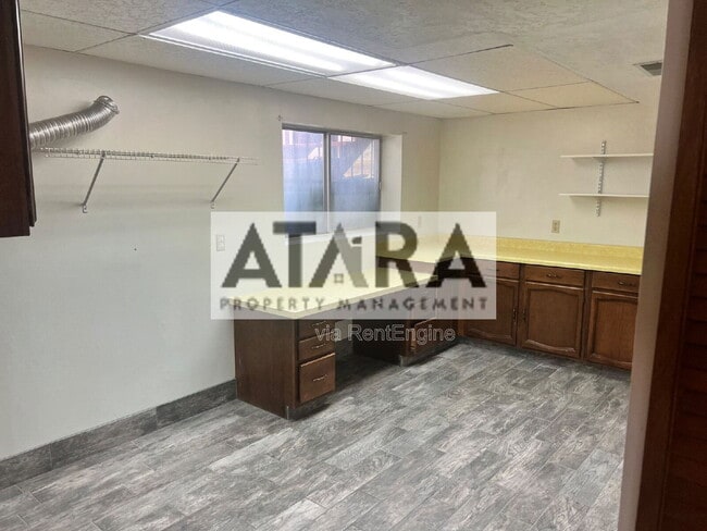 Building Photo - 270 Country Club Dr
