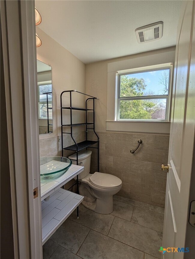 Building Photo - 619 E Donegan St