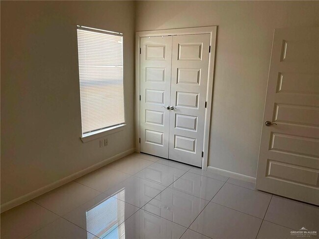Building Photo - 1713 W Smith Dr