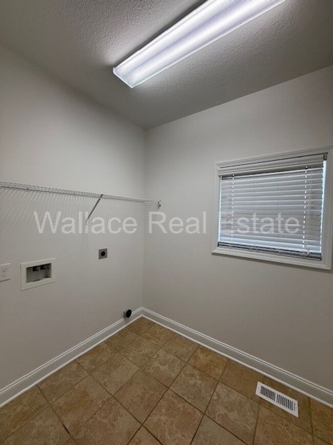 Building Photo - LOCATED IN HALLS BEAUTIFUL 2 STORY HOME WI...