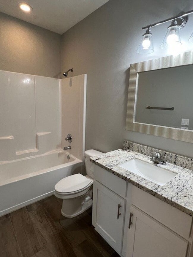 Building Photo - 3B/2.5B Townhome Available in Lake Charles