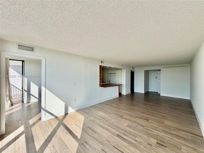 Building Photo - 1000 Parkview Dr