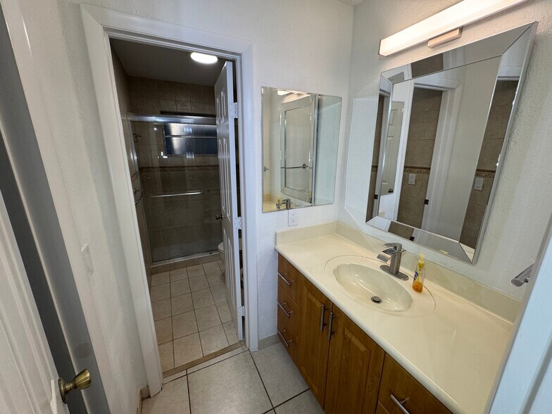 Building Photo - 1350 SW 34th Ave