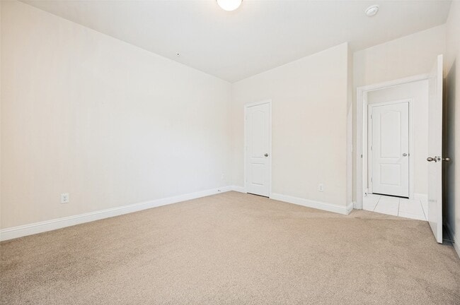 Building Photo - 572 Waterloo Dr