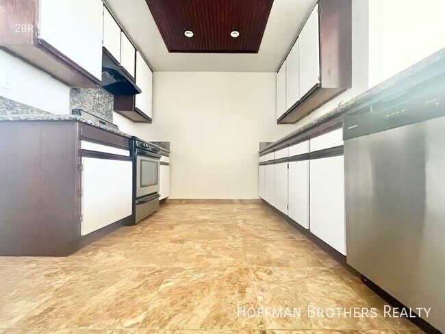 Building Photo - 945 N Serrano Ave