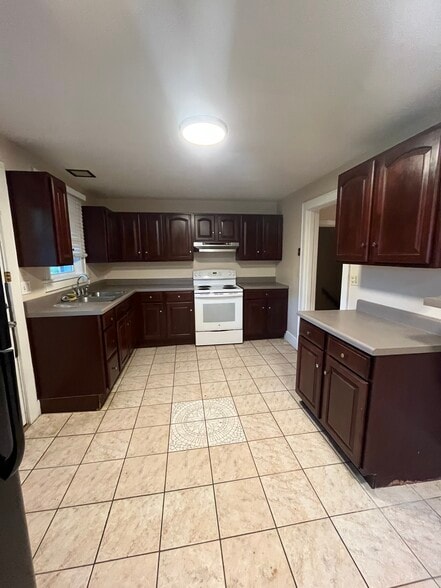 Kitchen - 802 Gaskill Ave