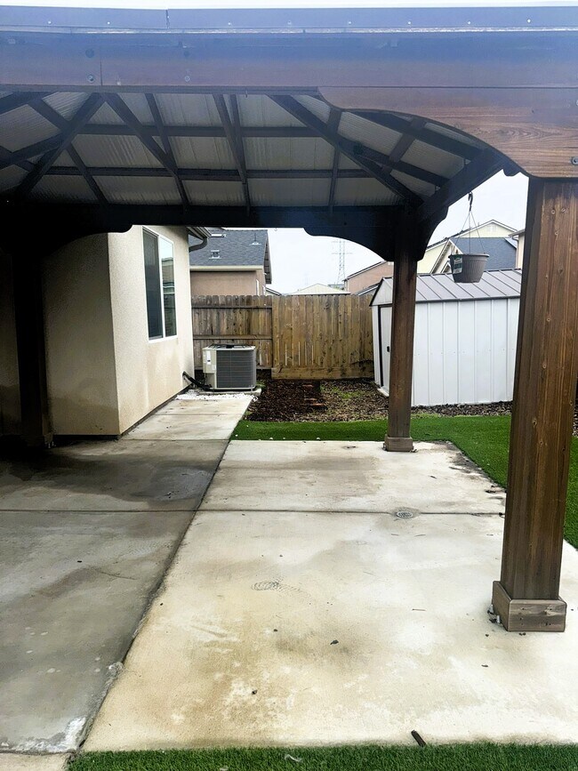 Building Photo - 4324 N Sandrini Ave