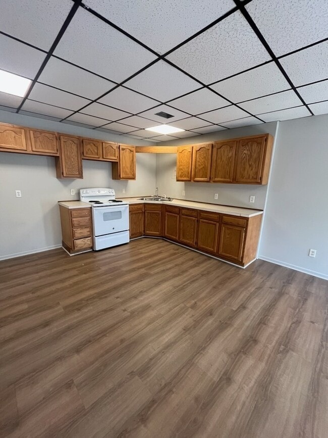 Building Photo - 3353 N Whitehall Rd