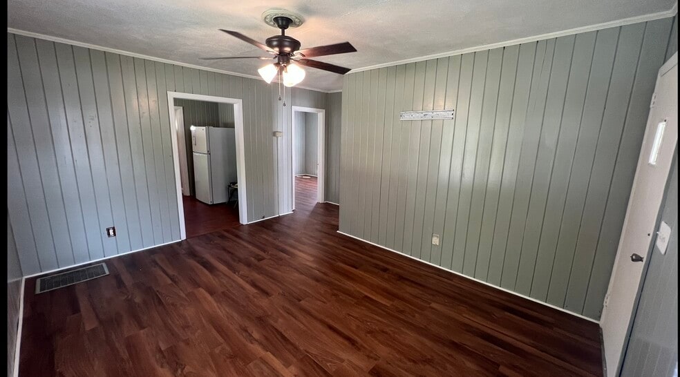 Living room - 1010 Lynch St