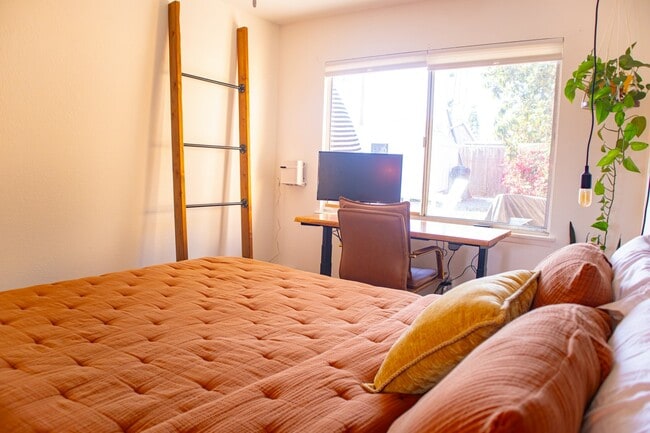 Building Photo - 565 Madrona St