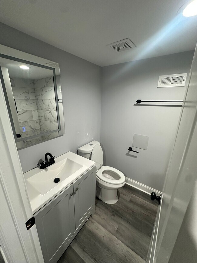 Building Photo - 407 N Lakewood Ave