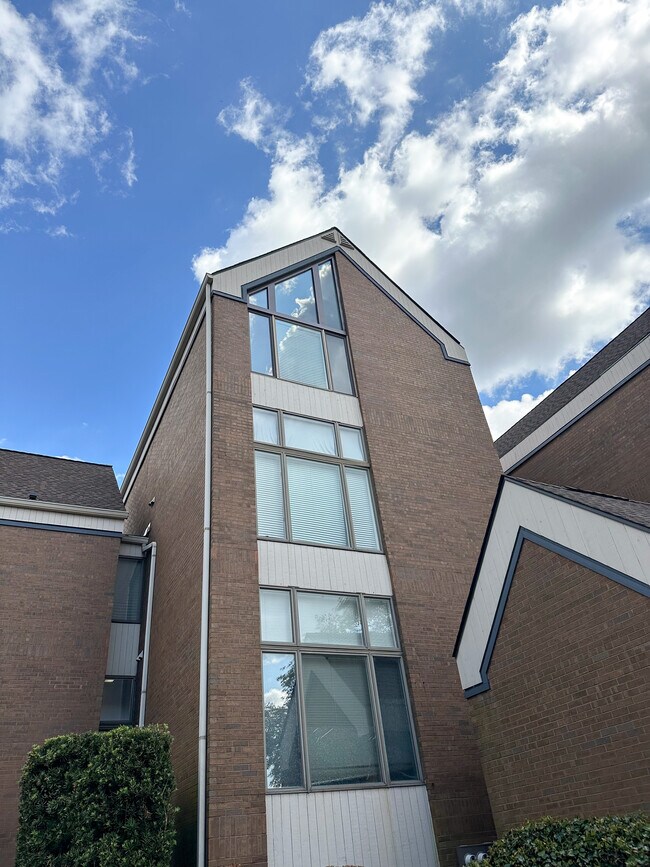 Building Photo - 696 Mowbray Arch