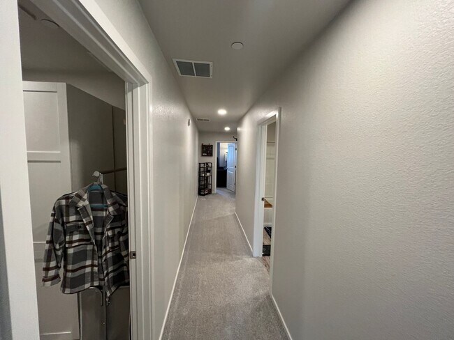 Building Photo - Beautiful 3 Bed 2.5 Bath Townhome in North East Fort Collins!