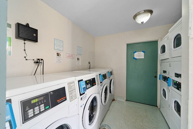 Building Photo - Beautiful 2BD/2BA Condo in Prime Pacific Beach Location!