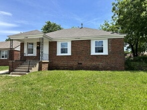 Building Photo - 3 BR Home  1 bathroom.