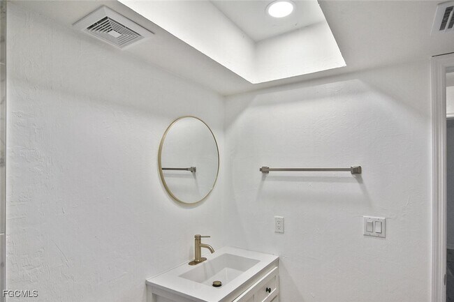 Building Photo - 1202 E 7th St