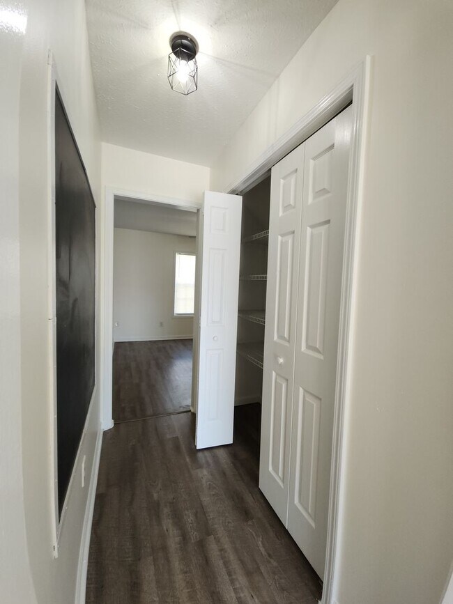 Building Photo - 205 Ashcroft Dr