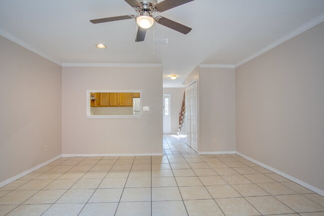 Building Photo - Charming Townhome with Fireplace & Fenced ...