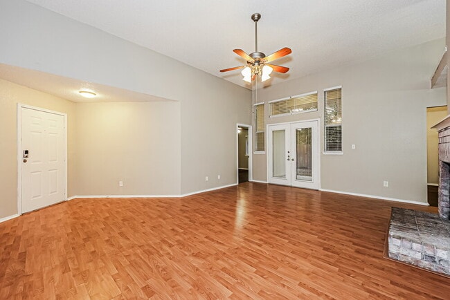 Building Photo - 208 Vines Dr