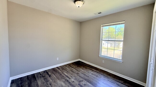 Building Photo - 2531 Clovis Rd SW