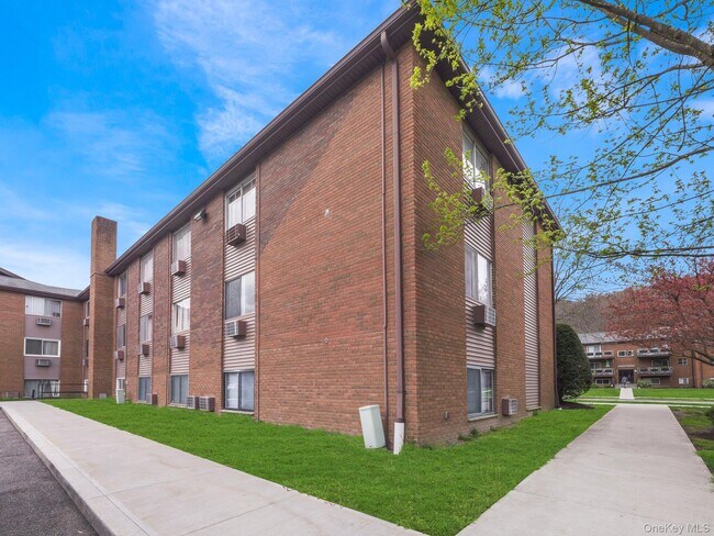 Building Photo - 27 Tanager Rd