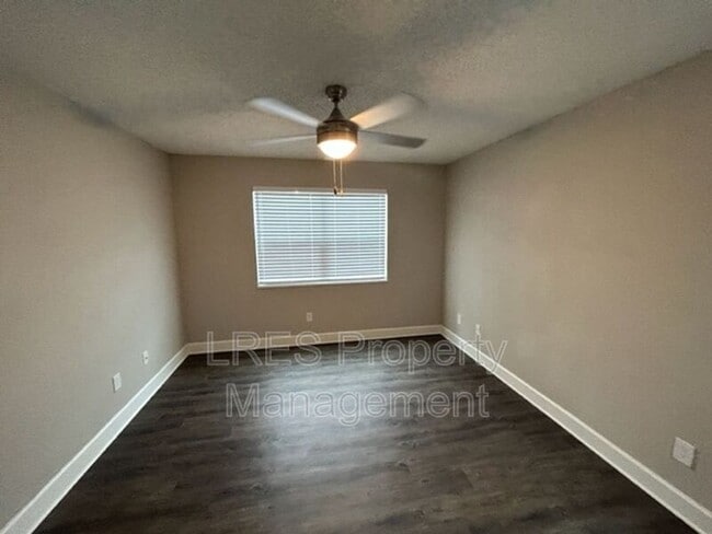 Building Photo - 2560 Woodgate Blvd