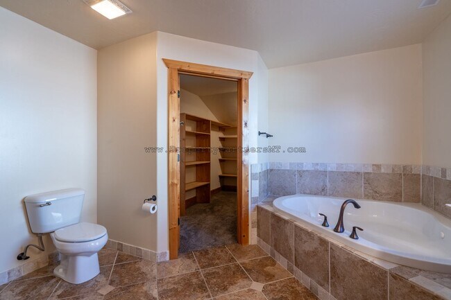 Building Photo - Looking for Air Conditioning? - 4 Bed 2.5 Bath upgraded townhome