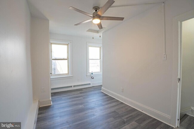 Building Photo - 122-122 Perry St