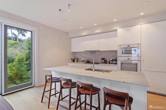 Building Photo - 754 Lake St