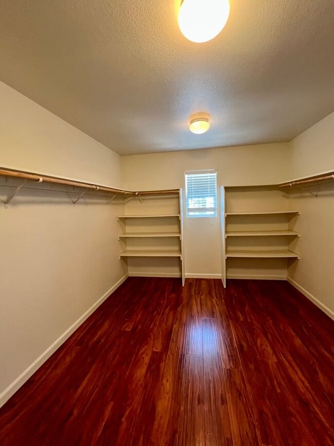 Building Photo - Spacious 4 bedroom 2.5 Bathroom Gold River...