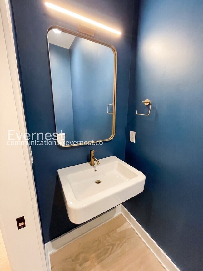 Building Photo - 3 Bed/3.5 Bath Home with Garage / Available Now!