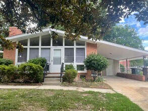 Building Photo - Adorable 3 Bedroom with Updates