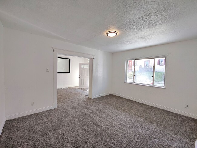Building Photo - *Beautifully Updated & Spacious 6BD/1.5BA ...