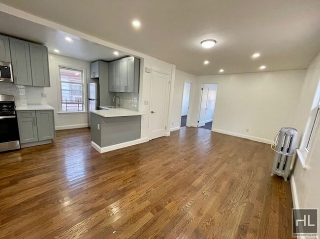 Building Photo - Newly Renovated, Beautiful 4 Bedroom Apt i...