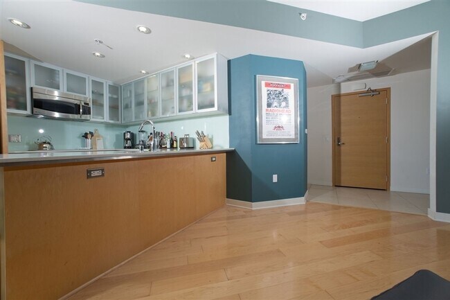 Building Photo - Beautiful 2 bedroom 2 bath condo in the Do...