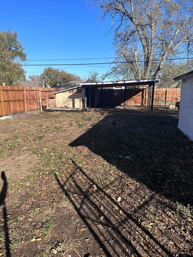 Building Photo - $1250 - 3 bedroom / 2 bathroom - Single Fa...
