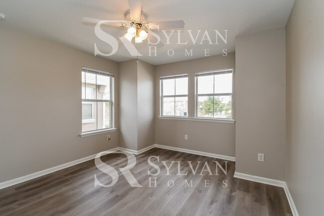 Building Photo - You'll love this well maintained townhouse!