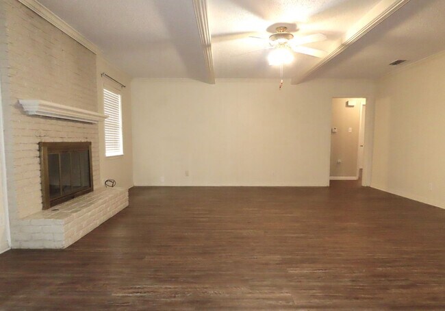 Building Photo - South Tyler! Beautiful 4 Bedroom, 3 Bath H...