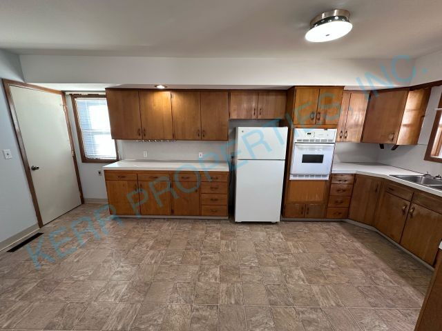 Building Photo - FREE RENT! Charming 3-Bedroom Retreat in P...