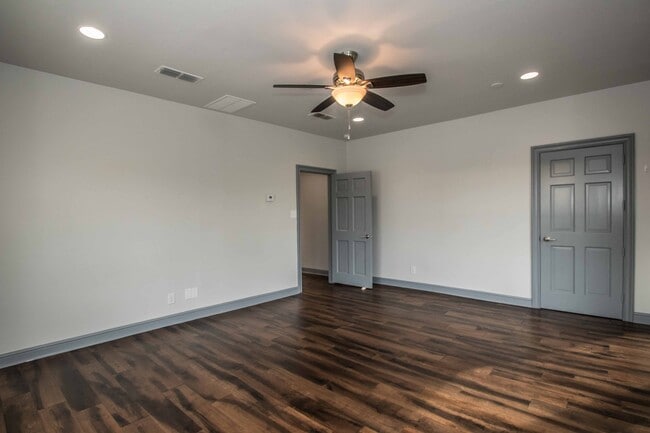 Building Photo - W. Magnolia Living!