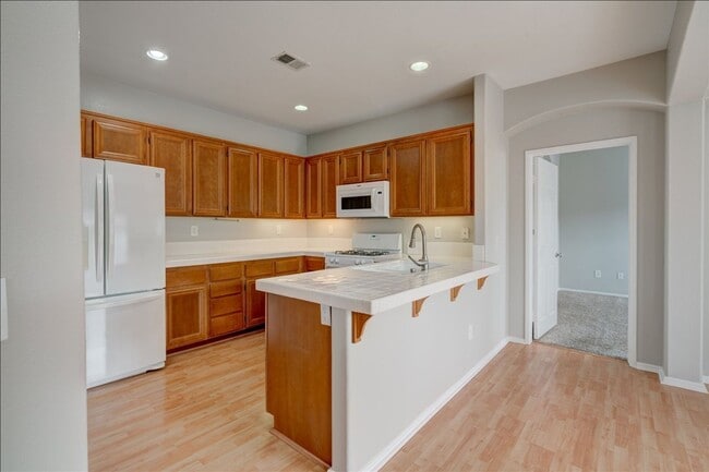 Building Photo - Fantastic 2 Bedroom Townhome minutes away to Camp Pendleton
