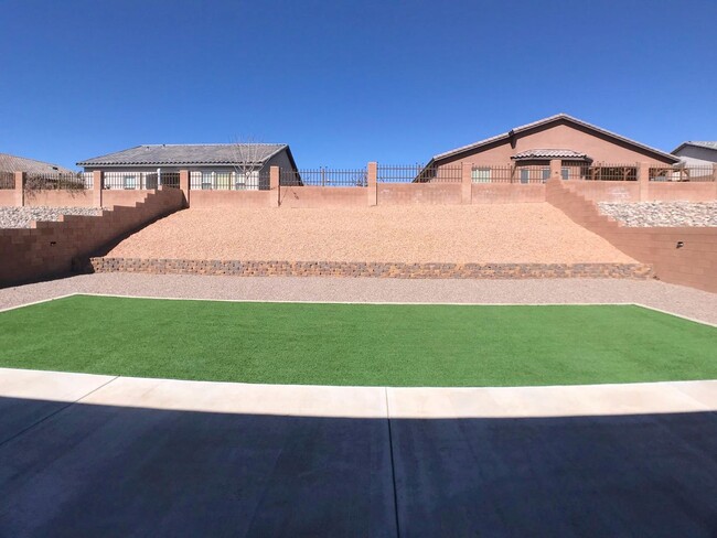 Building Photo - Gorgeous Los Lunas 3 Bedroom! Open layout! Tons of space. Built in 2021