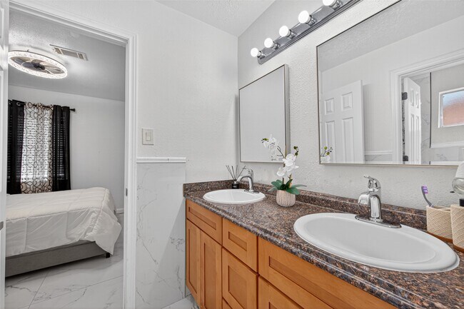 Building Photo - 14310 Royal Hill Dr