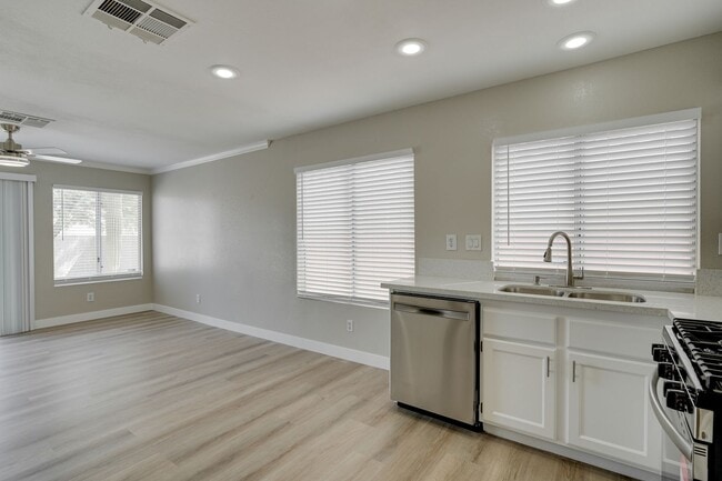 Building Photo - UPGRADED 3 BEDROOM HOME IN GREEN VALLEY