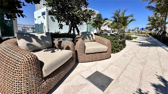 Building Photo - 9201 E Bay Harbor Dr