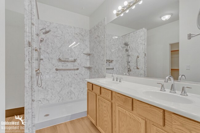Building Photo - Gorgeous 2Bdm 2Ba Home with Golf-Course Vi...