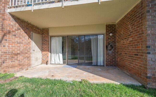 Building Photo - 2 Bedroom Condo In CHAPEL HILL!