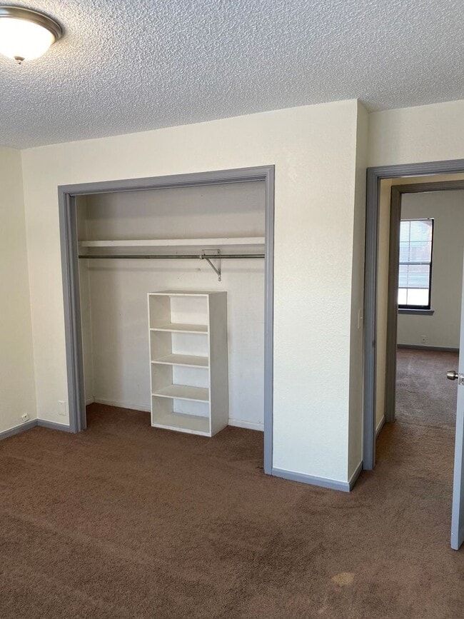 Building Photo - 2 Bed 1 Bath 1 Car Garage Duplex in Centra...